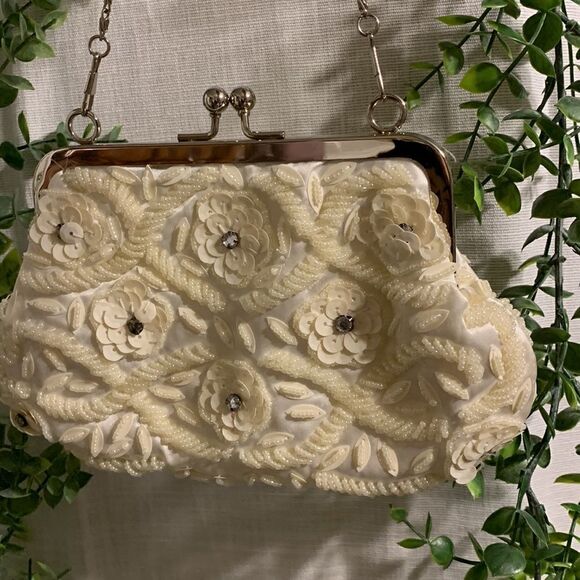 Beaded clutch evening bag with removable silvertone chain. Snap closure - Picture 2 of 8